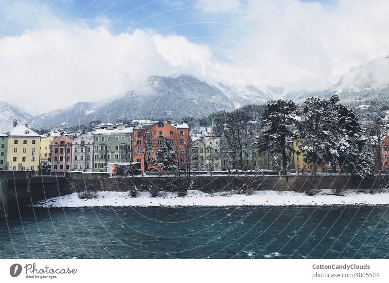 Bunte Häuser in Innsbruck neben dem Fluss bunte Häuser Farben Österreich Winter Schnee Berge u. Gebirge Wolken reisen Skiurlaub Boot MEER Schiff Wasser Himmel