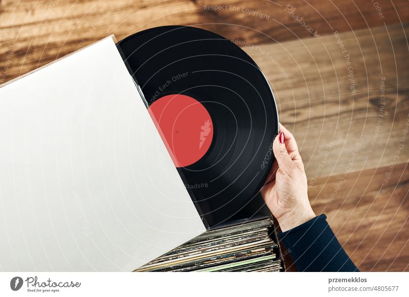 Abspielen von Vinyl-Schallplatten. Musik von Schallplatten abspielen Aufzeichnen hören analog Album retro altehrwürdig Audio Plattenteller Scheibe Grammophon