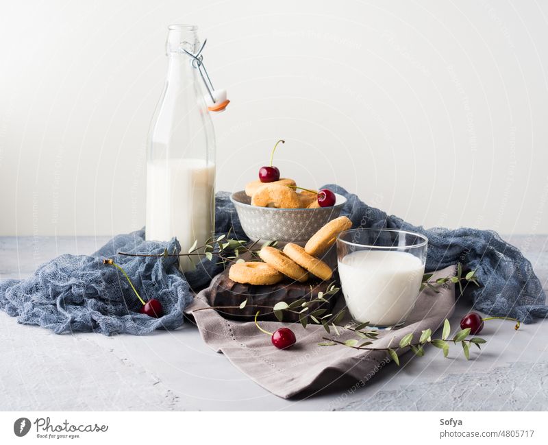 Rustikales Stillleben mit Milch und Keksen melken Glas Tisch Hintergrund Frühstück Lebensmittel frisch Molkerei trinken Gesundheit natürlich Ernährung Sommer