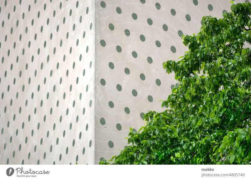 [hansa BER 2022] Beton und Baumgrün - Fahrstuhlturm des Oscar Niemeyer Hauses - Spitzbein Architektur Moderne Architektur Bauwerk ästhetisch Bauhaus Gebäude