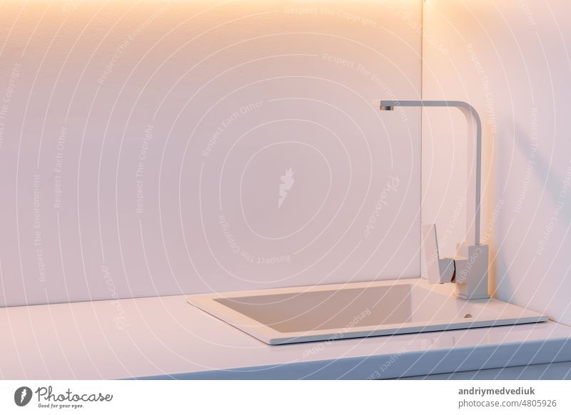 Moderne Küche mit weißer Arbeitsplatte und weißer Spüle. Foto in hoher Qualität Zeitgenosse Design heimwärts Innenbereich modern Waschbecken Appartement hell
