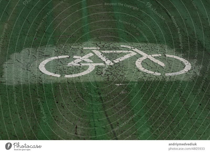 Fahrradschild auf einer speziellen grünen Fahrradspur für Radfahrer. Foto in hoher Qualität Fahrspur Zeichen Radfahren Straße Großstadt Zyklus Hintergrund