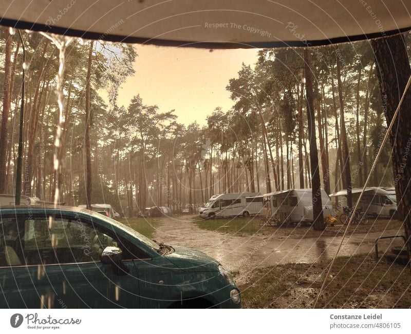 Blick aus dem Campingzelt während eines Gewitterregens. Ausblick Menschenleer Tag Wohnmobil romantisch Fernweh Reise retro Fenster Mobilität Wohnwagen Wiese