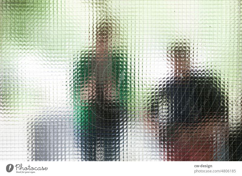 [hansa BER 2022]  Anonyme Zweisamkeit im Hansaviertel Anonymität Glasscheibe Transparenz anonym transparenz durchsichtig Fenster transparent Scheibe transluzent