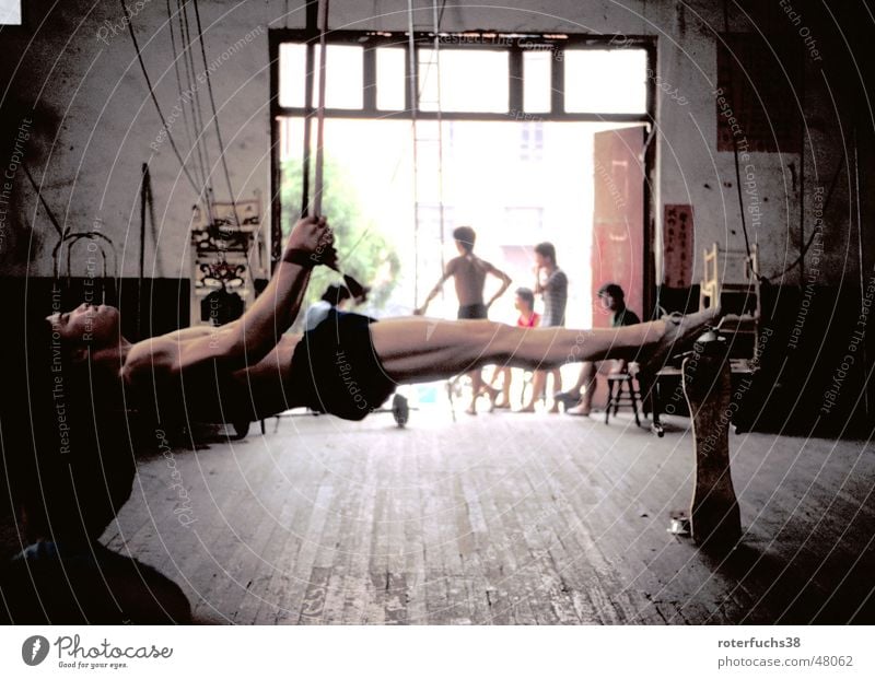 Artist Trunhalle China 1989 Schule Training Sporthalle Holzfußboden Chengdu horizontal Turnhose Turnen Turner Mangel unmöglich anstrengen Bodybuilder Zirkuskind