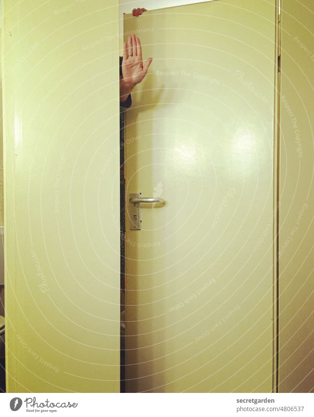 [hansa BER 2022] Hin-halten. altbacken Raum Wohnung Häusliches Leben Farbfoto WC Innenraum Innenaufnahme gelb gelblich Tür Sanitär Klo Klotür minimalistisch