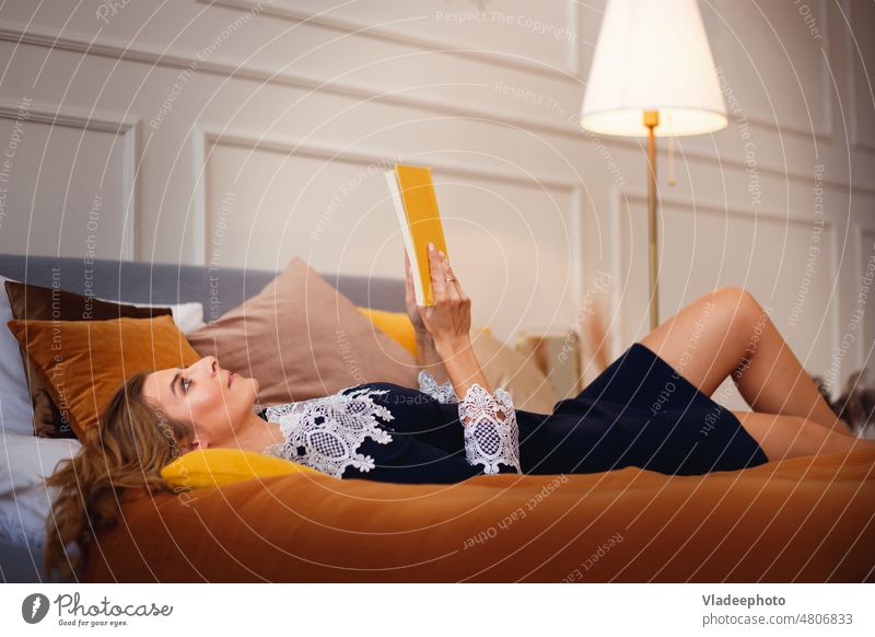 Frau entspannt sich zu Hause und liest ein Buch heimwärts lesen entspannend Schlafzimmer Bett jung Mädchen schön gemütlich Morgen Lifestyle Raum Schönheit
