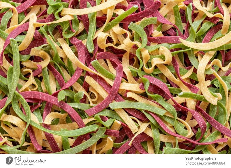 Dreifarbige Nudeln von oben gesehen. Hintergrund von ungekochter italienischer Pasta abstrakt Rübe hell Kohlenhydrate klassisch Nahaufnahme Farbe Küche lecker