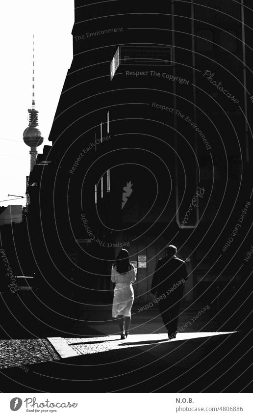 Berlin SW Mann und Frau Berlin-Mitte Hauptstadt Stadtzentrum Außenaufnahme Berliner Fernsehturm sw Schwarzweißfoto schwarzweiß schwarzweiss in farbe