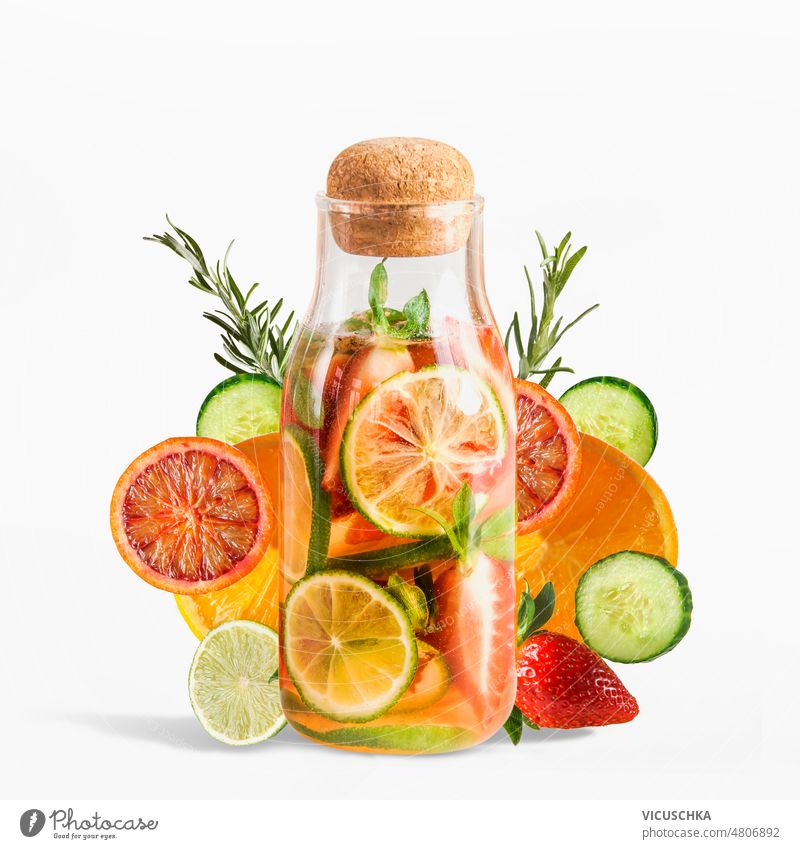 Infused Water Flasche mit Zutaten: Gurke, Grapefruit, Limette, Zitrone, Erdbeeren und Rosmarin auf weißem Hintergrund. aufgegossenes Wasser weißer Hintergrund