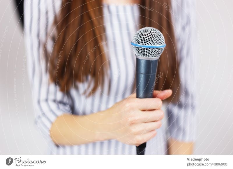 Mikrofon in der Hand der Frau, die singt oder öffentlich spricht Mädchen jung Öffentlich Sprechen Gesang Musik Sänger Entertainment Klang Atelier Person Konzert