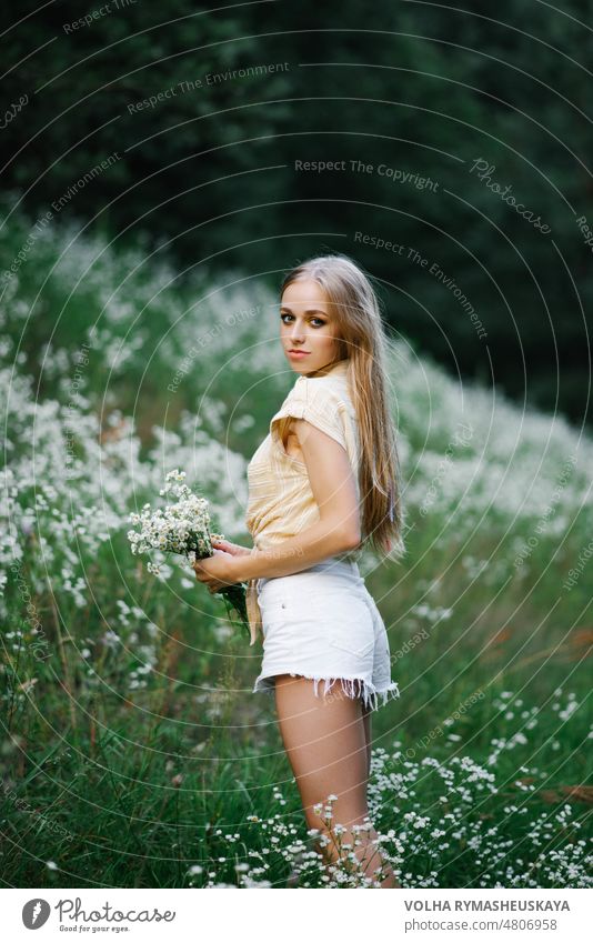 Porträt eines süßen, sanften Mädchens in einem Feld mit weißen Blumen Person Wiese Frau Schönheit Gras Natur Waffen sorgenfrei Freiheit Freude Model außerhalb