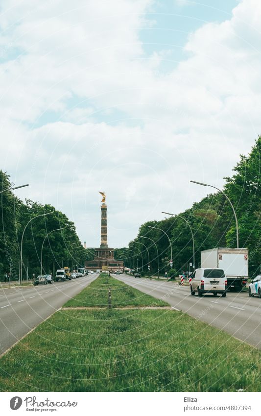 [hansa BER 2022] Blick auf die Berliner Siegessäule Denkmal Figur Straße Verkehr gold Grünstreifen Goldelse Sehenswürdigkeit bewölkt grün