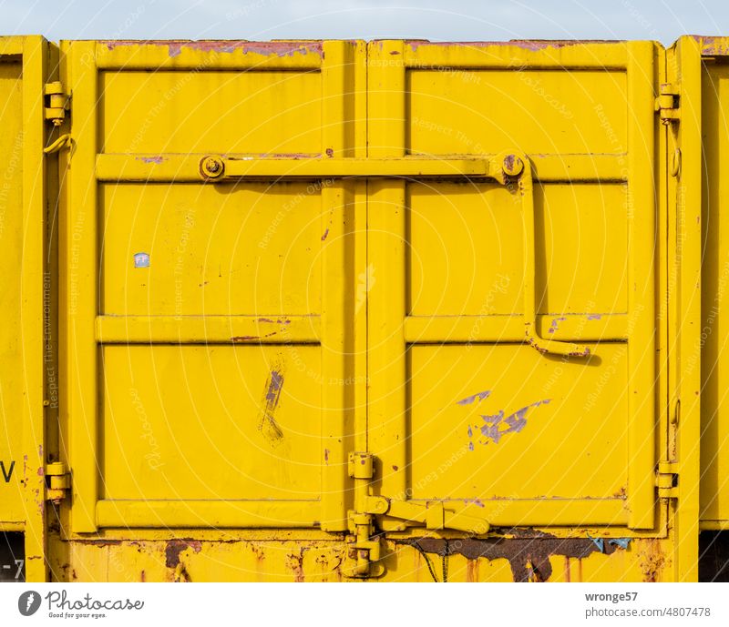 Tür eines gelben Eisenbahnwaggons Waggon gelber Waggon Transport Schienenverkehr Verkehr Güterverkehr & Logistik Farbfoto Außenaufnahme Tag Menschenleer