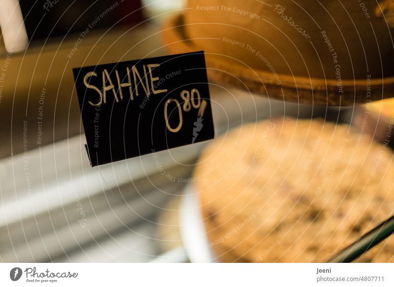 [hansa BER 2022] Sahne kostet 0,80 € Café Kuchen Preisschild lecker süß Torte Restaurant Dessert Milcherzeugnisse Ernährung Bäckerei Backwaren Cafeteria