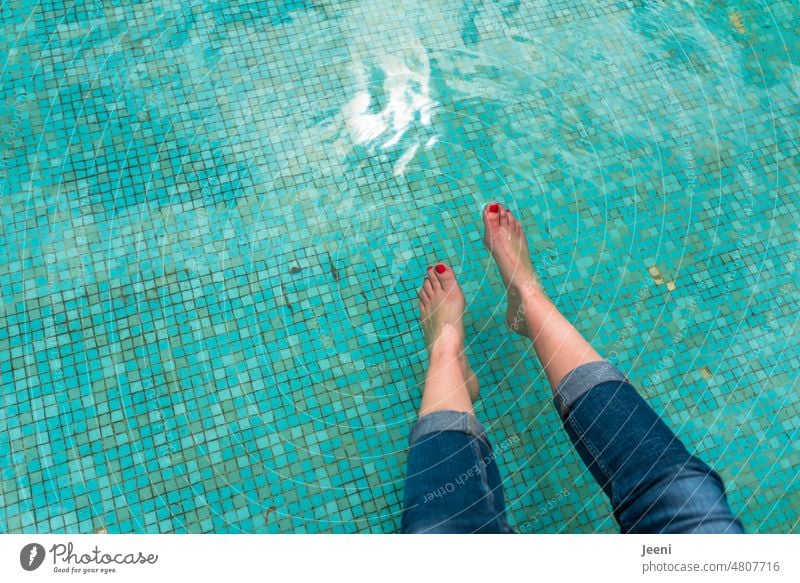 [hansa BER 2022] Abkühlung für die Füße Beine Zehen Barfuß Frau Nagellack feminin lackiert rot grün farbig Pediküre schön türkis Mensch Wasser Sommer