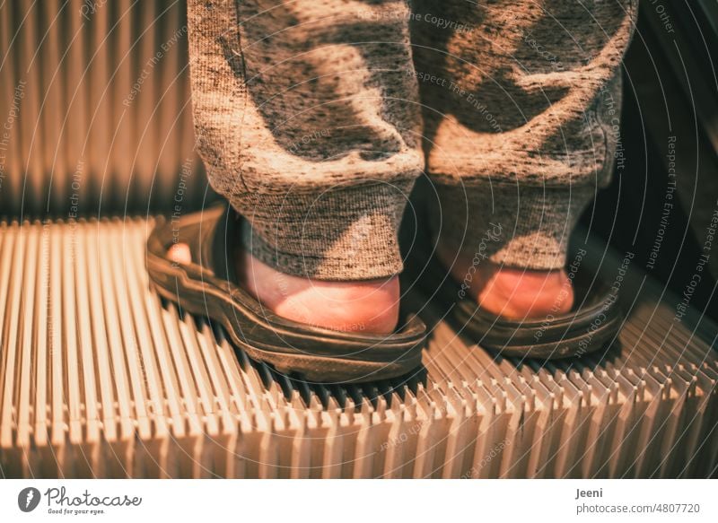 [hansa BER 2022] In Badelatschen unterwegs Mann Mensch Barfuß Füße Jogginghose Fuß Rolltreppe ungewöhnlich Haut Stadt stehen warten Kaufhaus Treppe Mobilität