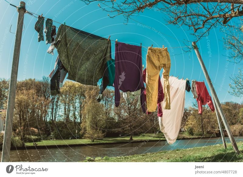 Wäsche trocknen bei schönem Wetter Wäscheleine Waschen Waschtag Wäsche waschen bunt Alltagsfotografie hängen Bekleidung Kleidung Sommer frisch Sauberkeit Wind