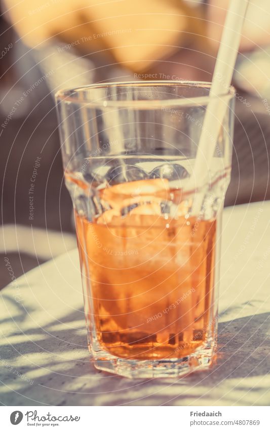 Kühles Getränk im Glas an einem warmen sonnigen Tag im Freien Cocktail Sommer sommerlich abkühlung Farbfoto Alkohol frisch Erfrischungsgetränk trinken kalt