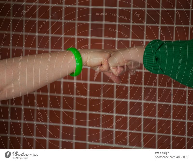 [hansa BER 2022] - Knuckle Knock Arme Hand Mensch Haut Körperteil Finger Handfläche Handgelenk gestikulieren Frau Frauen weiblich grün Muster Handschlag