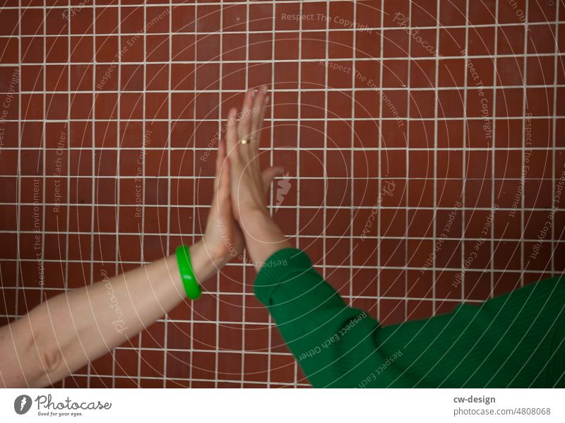 [hansa BER 2022] - High Five Arme Hand Mensch Haut Körperteil Finger Handfläche Handgelenk gestikulieren Frau Frauen weiblich grün Muster Handschlag Begrüßung