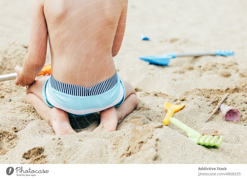 Junge spielt auf Sand Graben Strand Urlaub Sommer spielen Wochenende Resort knien Kind ruhen Kindheit ohne Hemd Feiertag sich[Akk] entspannen Aktivität Barfuß