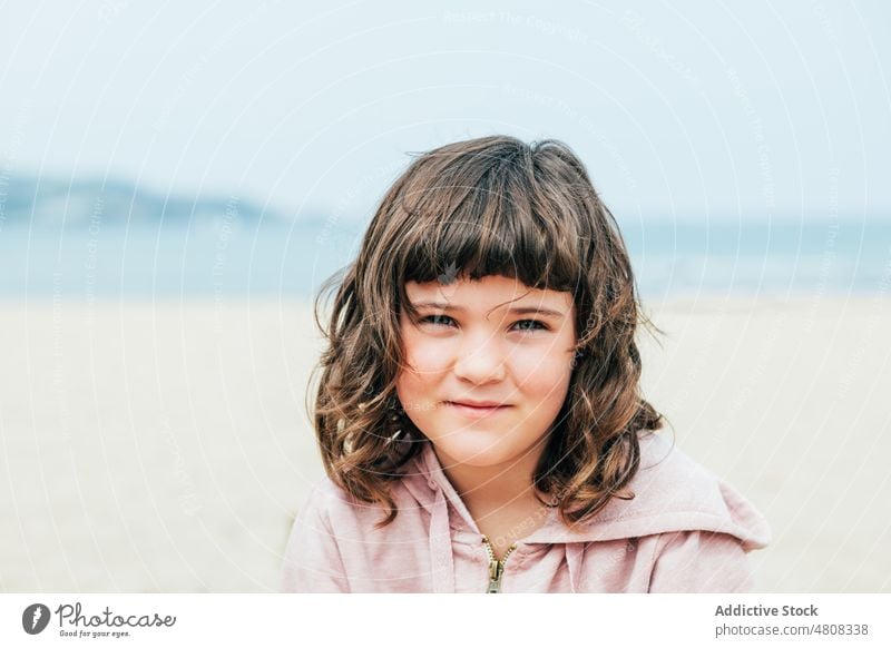 Nettes Mädchen ruht am Strand ruhen Sommer Wochenende Urlaub tagsüber Porträt dunkles Haar Vorschein bezaubernd Kind niedlich Küste Kindheit