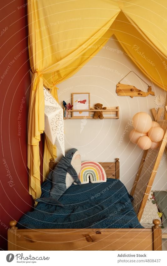 Gemütliche Kinderzimmereinrichtung mit Baldachin Schlafzimmer Innenbereich Schutzdach Bett Kopfkissen gemütlich Dekor Stil Komfort Möbel Appartement Kissen
