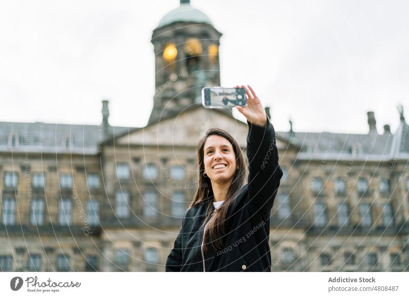 Inhalt Ethnisch reisende Frau macht Selfie vor historischem Palast Smartphone Lächeln Sightseeing Reisender Gebäude Selbstportrait Architektur erkunden