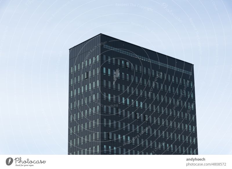 Minimalistisches modernes Hochhaus mit strahlend blauem Himmel architektonisch Architektur schwarz Klotz Gebäude Business Großstadt Stadtbild Konzept