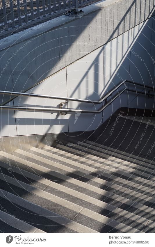 Schattentreppenlinien geländer Architektur Geländer Linien Treppe Treppengeländer Strukturen & Formen abwärts Grau Schattenseite schattenspiel Perspektive