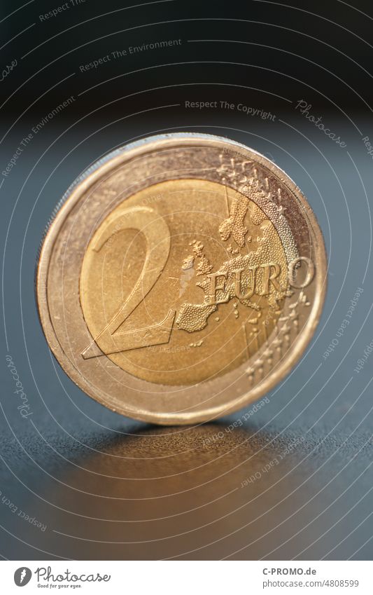 Zwei Euro € Geld finanzen Makro Gebraucht rampuniert Inflation Zinsen Rente Gehalt BAFÖG Kindergeld Taschengeld Bargeld sparen Finanzen Einkommen kaufen