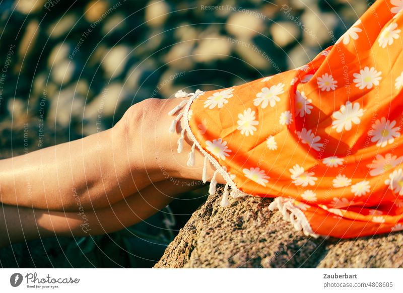 Beine und Knie einer Frau im orangen Kleid in der Abendsonne Sonne leuchtend entspannt liegen strecken Urlaub Erholung Ferien & Urlaub & Reisen Mensch Sommer
