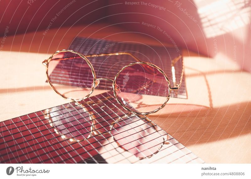 Studioaufnahme einer trendigen weiblichen Sonnenbrille in Korallentönen für den Sommer Brille Mode trendy rosa Produkt Stillleben Spiegel retro altehrwürdig