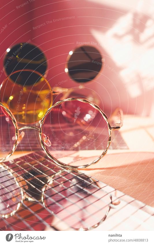 Frische Kollektion trendiger Sommer-Sonnenbrillen Brille Mode trendy rosa Produkt Stillleben Spiegel retro altehrwürdig Reflexion & Spiegelung Atelier