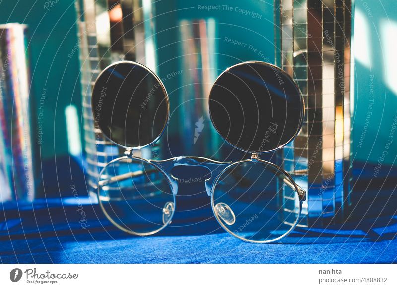 Retro-Sonnenbrille in einem Retro-Disco-Set Hintergrund Brille retro Spiegel altehrwürdig blau indigo Reflexion & Spiegelung Licht Sonnenlicht Wand Kulisse