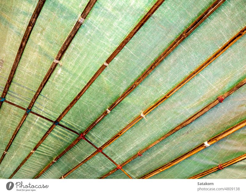 Das Dach des Passagierbootes besteht aus dünnem Segeltuch auf einem Bambusrahmen Leinwand hölzern Schatten Holz Kultur Zeltdach Sonnenlicht Boot Tradition