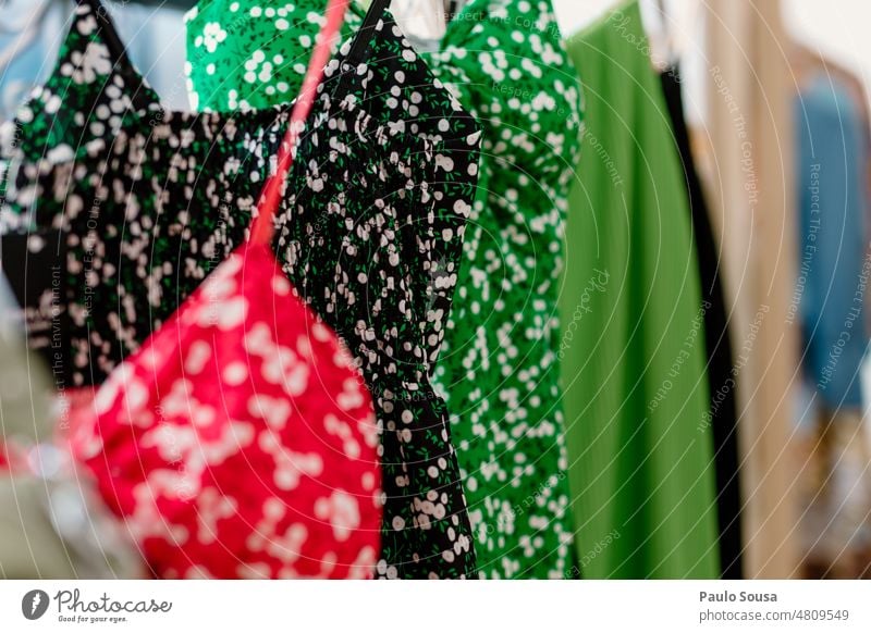 Hängende Kleidung zum Verkauf Bekleidung erhängen Laden kaufen Werkstatt Mode Einzelhandel lässig Ablage anhaben Kleiderschrank Sale Stil Frau Wahl Kleiderbügel