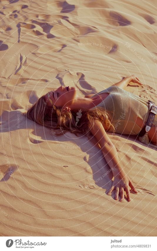 junges Model posiert auf dem goldenen Sand der Dünen am Meer modisch Strand MEER Dunes wüst Frau Dame Tageslicht Sonne exotisch Kaukasier kaukasische Ethnizität
