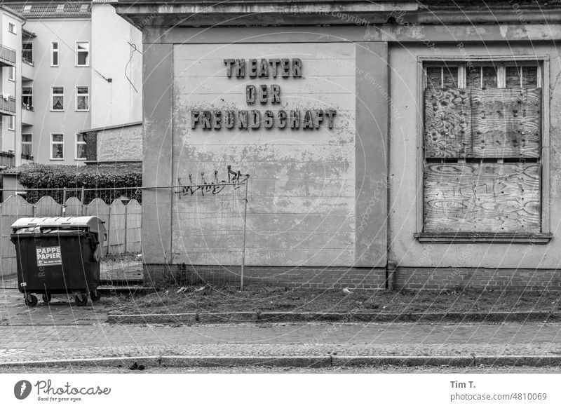 Theater der Freundschaft Ruine Brandenburg s/w Dorf Schwarzweißfoto Tag Architektur Menschenleer Außenaufnahme b/w b&w ruhig Einsamkeit Gebäude dunkel Haus