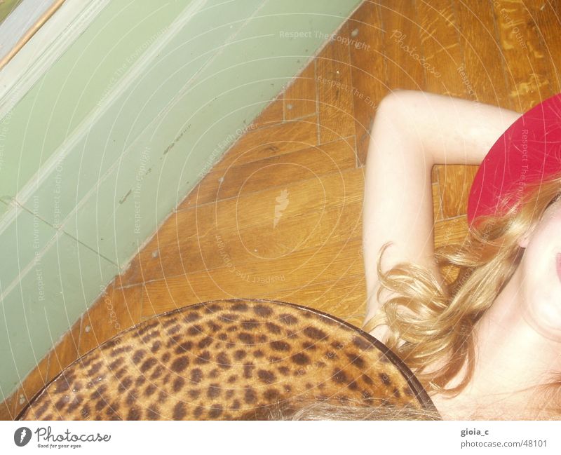 Das Leoparden Girl blond türkis Holz rot Muster Parkett Kopfbedeckung Bekleidung dumm hell-blau verrückt Accessoire Freude Club Hut Haut Locken