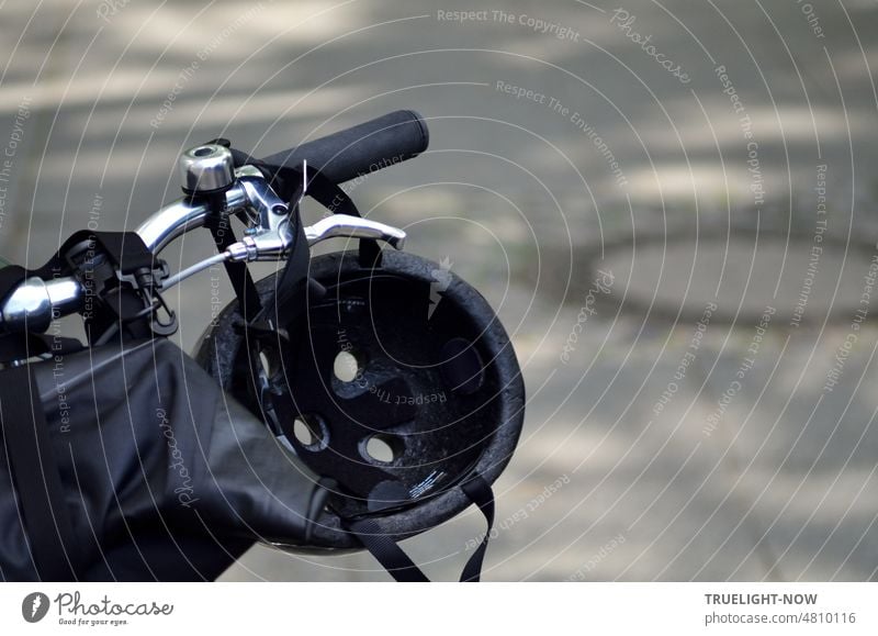 [Hansa BER 2022] Detail einer Hipster Fahrrad Lenkstange mit Bremshebel, Klingel, Handgriff, Sturzhelm vor grauem Asphalt Design Designer Rad