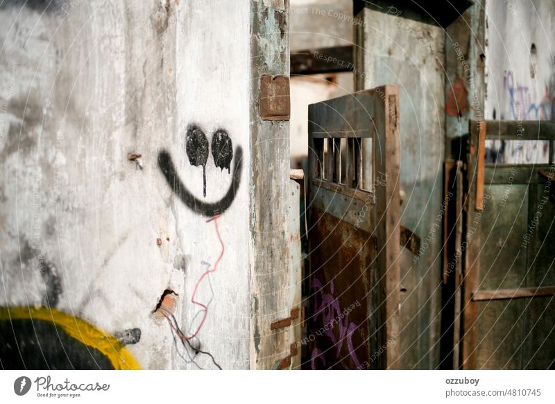 Lächeln Emoticon Symbol Tagging auf rustikalen Wand Ikon taggen Graffiti Großstadt Straße Glück attraktiv Design Hintergrund schön urban jung im Freien Textur