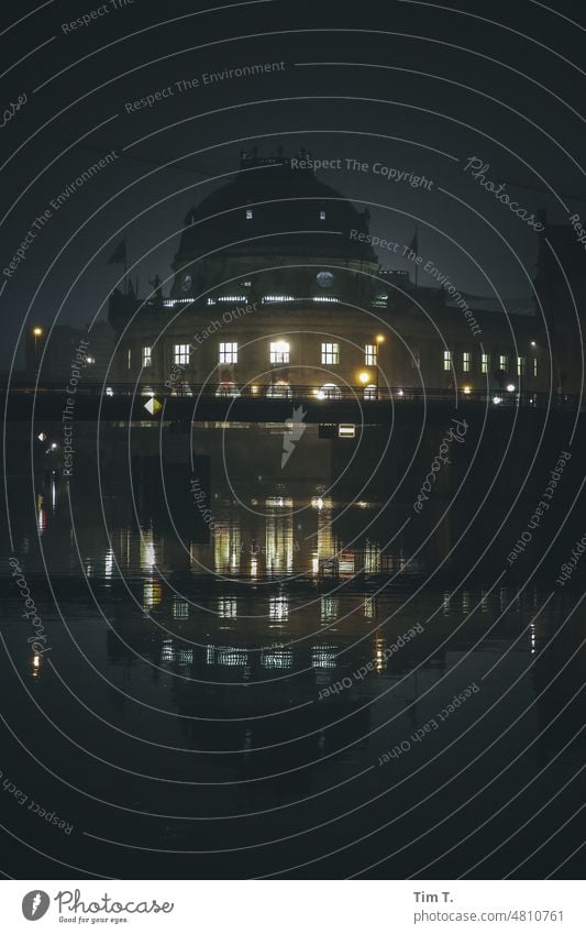 Nachts an der Spree Pergamon Museum Berlin Hauptstadt Architektur Menschenleer Deutschland Stadt Außenaufnahme Mitte River Fenster Reflexion & Spiegelung