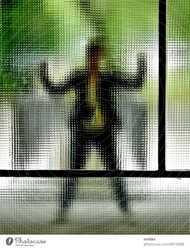 [hansa BER 2022] Hampelfrau hinter geriffelter Glasscheibe Fenster Fensterscheibe durchsichtig Durchblick verschwommen Mensch Frau faxen machen Pose posieren