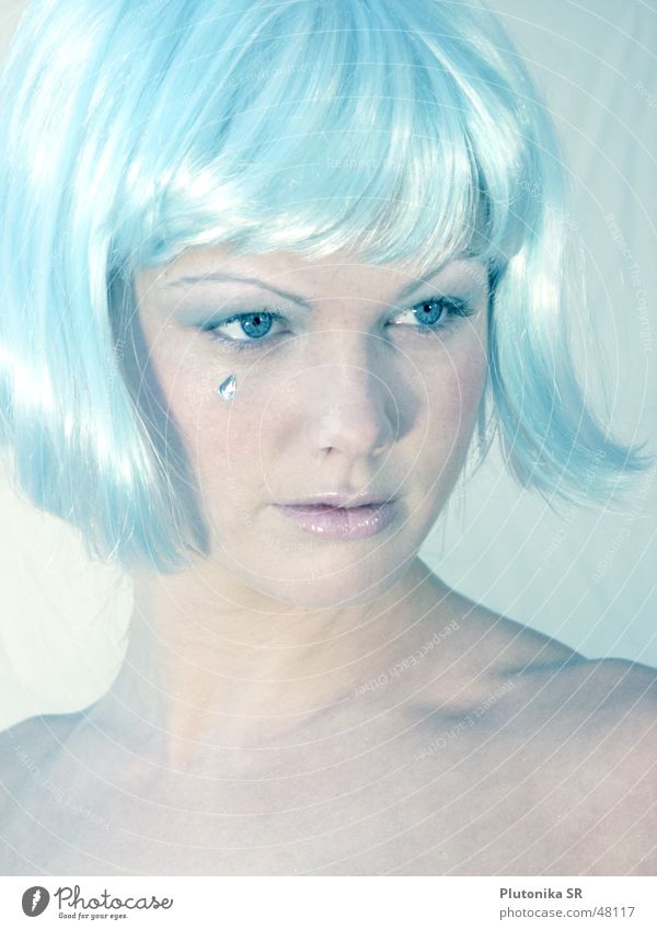 Ice Queen hell-blau Perücke glänzend Schmuck kalt Licht Schnellzug bleich light blue wig