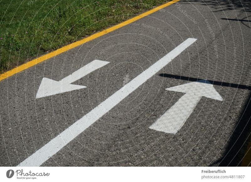 Markierung Radweg weißer Pfeil Linie orange Linie Asphalt Richtungsweiser Straße Hinweis Wegzeichen Orientierung Fahrbahnmarkierung Linien Wegweiser