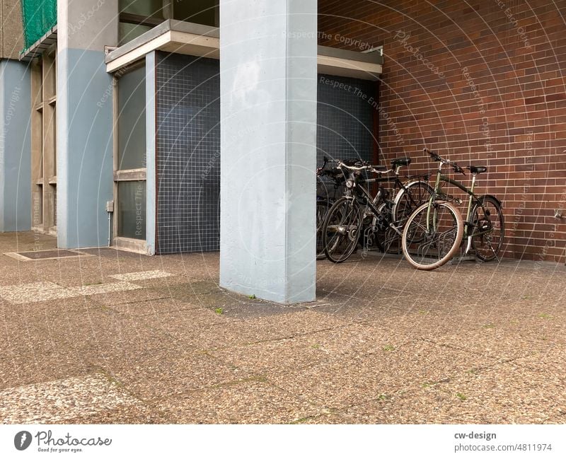 [hansa BER 2022] - Hauseingang Fassade Fahrräder Fahrradständer Bauhaus Wohnhaus Fenster Architektur Menschenleer Verkehrsmittel Fahrradfahren Wand Stadt
