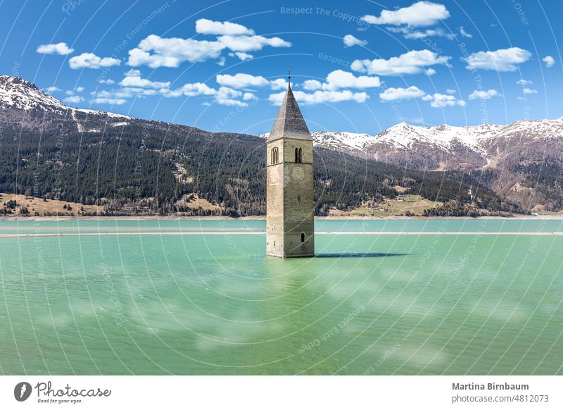 Der berühmte Glockenturm im Reschensee, Passo di Resio, Italien Passo di resio Landschaft See Stausee reschenpass blau Wasser Vinschgau versunken alt Natur
