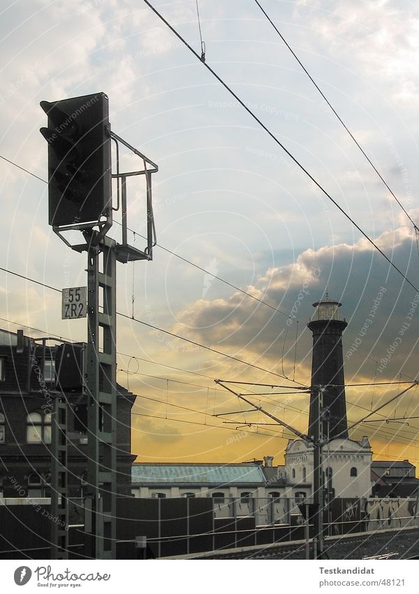 Leuchtturm Gleise Bahnfahrerromantik gelb Abendsonne Signalanlage Oberleitung Romantik Physik Fernweh Außenaufnahme Eisenbahn Himmel gelber himmel Wärme